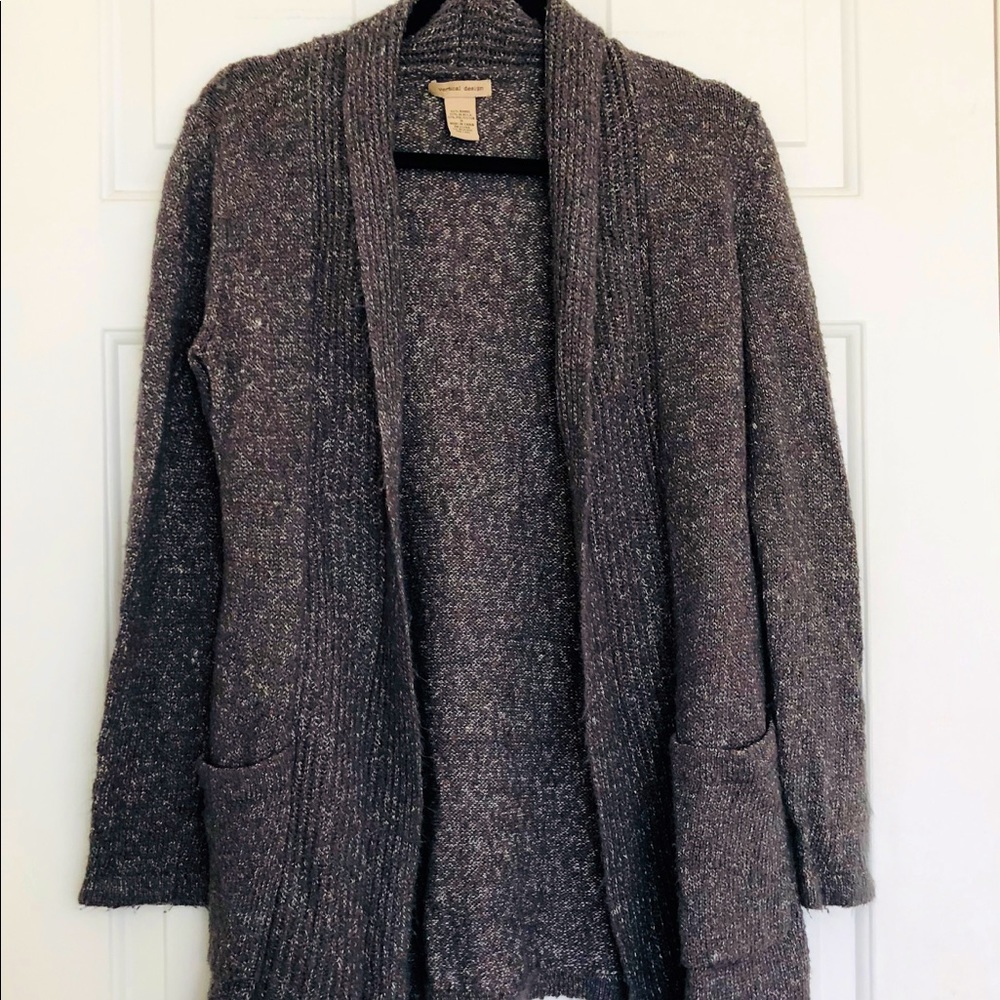 Vertical design cardigan with front pockets.